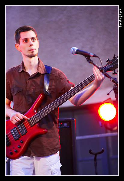 Le bassiste du groupe Baxtter