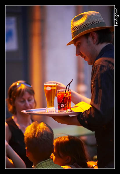 Le serveur au chapeau de paille